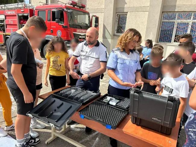 Foto Elevii Școlii Gimnaziale „Gheorghe Magheru” Caracal și Școlii Gimnaziale nr. 3 (din subordine), întâlnire cu serviciile de urgenţă, în cadrul Proiectului Comunitar Ready Steady Go. FOTO