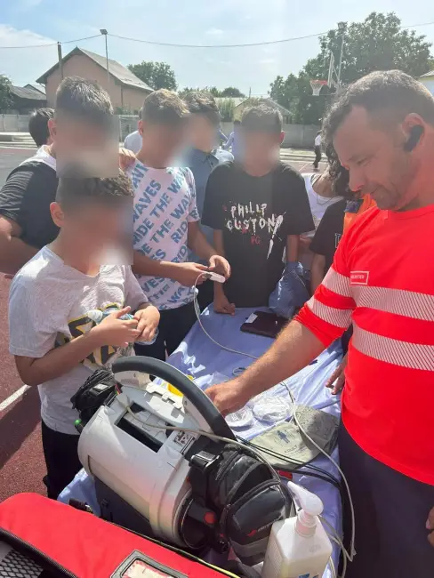 Foto Elevii Școlii Gimnaziale „Gheorghe Magheru” Caracal și Școlii Gimnaziale nr. 3 (din subordine), întâlnire cu serviciile de urgenţă, în cadrul Proiectului Comunitar Ready Steady Go. FOTO