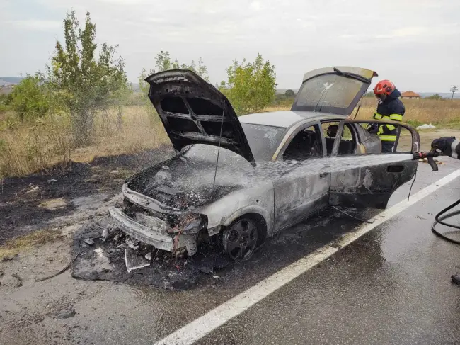 Foto Un autoturism a luat foc la ieşirea de pe Drumul Expres