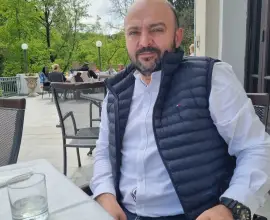 Foto Adi Pop va fi înmormântat marţi. Trupul neînsufleţit este depus la Biserica Adormirea Maicii Domnului, din Slatina