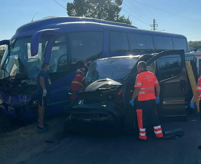 Foto Accident cu un autocar şi autoutilitară implicate, la Recea (FOTO)
