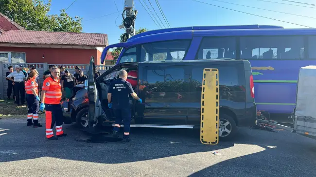Foto Accident cu un autocar şi autoutilitară implicate, la Recea (FOTO)