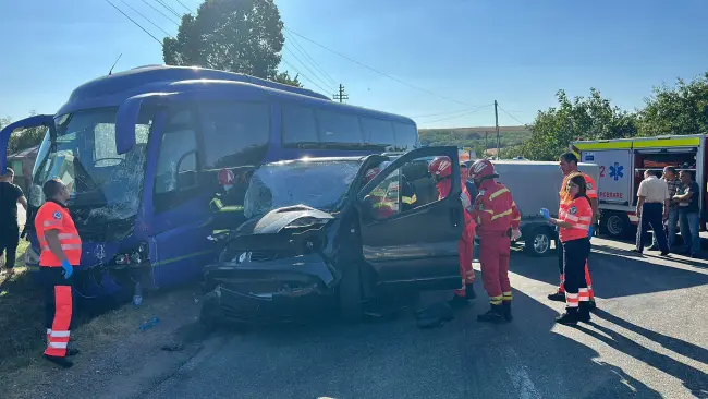 Foto Accident cu un autocar şi autoutilitară implicate, la Recea (FOTO)