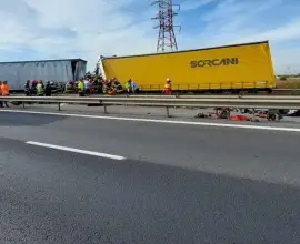 Foto Trafic blocat pe Autostrada A1, circulaţia deviată spre Capitală prin Bolintin Deal. Un autoturism, strivit între două TIR-uri