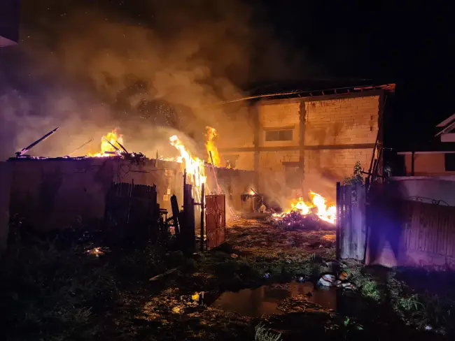 Foto Gospodărie din Corabia, cuprinsă de un incendiu (FOTO)