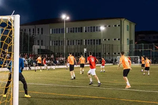 Foto Spectacol fotbalistic în încheierea celei de a V-a ediţii a Ligii TSD Slatina. „Provincialii”, echipa câştigătoare a turneului organizat de tinerii sociali democraţi