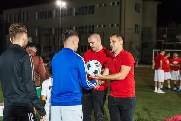 Foto Spectacol fotbalistic în încheierea celei de a V-a ediţii a Ligii TSD Slatina. „Provincialii”, echipa câştigătoare a turneului organizat de tinerii sociali democraţi