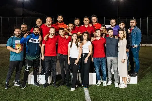 Foto Spectacol fotbalistic în încheierea celei de a V-a ediţii a Ligii TSD Slatina. „Provincialii”, echipa câştigătoare a turneului organizat de tinerii sociali democraţi