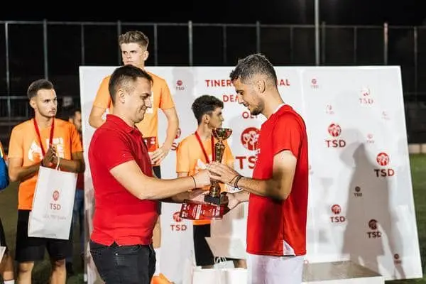 Foto Spectacol fotbalistic în încheierea celei de a V-a ediţii a Ligii TSD Slatina. „Provincialii”, echipa câştigătoare a turneului organizat de tinerii sociali democraţi