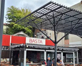Foto Intervenţie în centrul Slatinei. Coşul de fum al unui restaurant afectat de un incendiu (FOTO)   