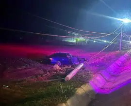 Foto Un tânăr, din Teslui, s-a oprit cu maşina într-un stâlp, pe raza localităţii Curtişoara