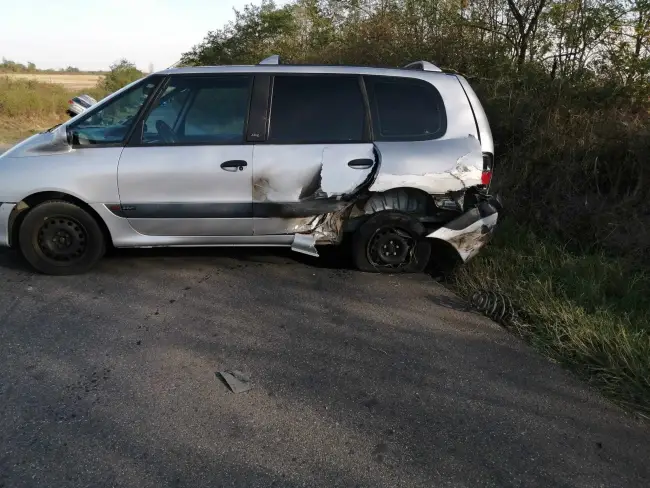 Foto Două persoane transportate la spital, în urma unui accident petrecut în afara localităţii Recea