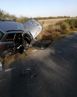 Foto Două persoane transportate la spital, în urma unui accident petrecut în afara localităţii Recea