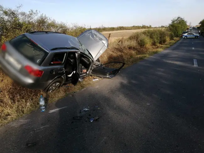 Foto Două persoane transportate la spital, în urma unui accident petrecut în afara localităţii Recea