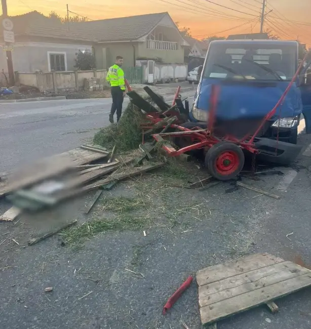 Foto Accident la Osica de Sus. O căruţă a fost lovită de un microbuz (VIDEO)