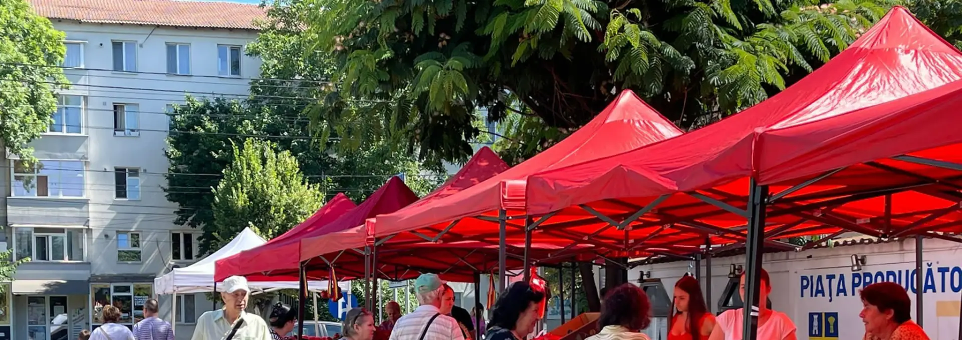 Foto Piaţa Producătorilor Olteni de la CJ Olt, îi aşteaptă pe slătineni cu produse proaspete şi în acest weekend
