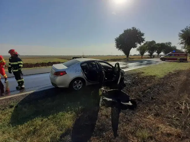 Foto FOTO&VIDEO. Un autoturism a ars aproape complet, în trafic, la intrare în Vlădila