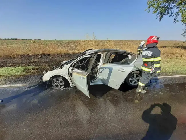 Foto FOTO&VIDEO. Un autoturism a ars aproape complet, în trafic, la intrare în Vlădila