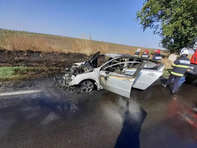 Foto FOTO&VIDEO. Un autoturism a ars aproape complet, în trafic, la intrare în Vlădila