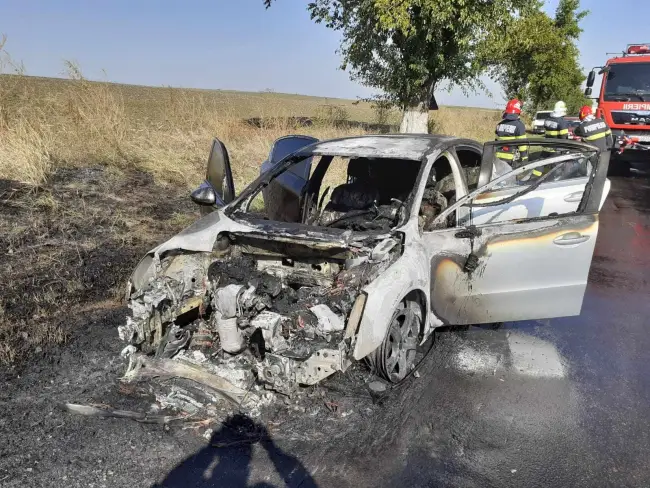 Foto FOTO&VIDEO. Un autoturism a ars aproape complet, în trafic, la intrare în Vlădila