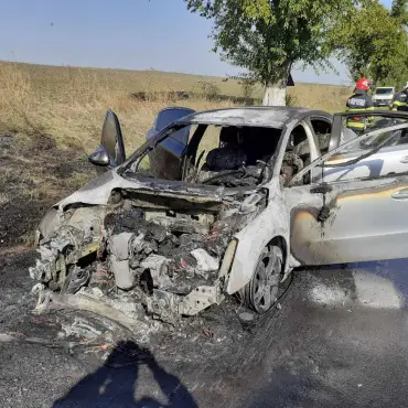 Foto FOTO&VIDEO. Un autoturism a ars aproape complet, în trafic, la intrare în Vlădila
