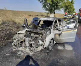 Foto FOTO&VIDEO. Un autoturism a ars aproape complet, în trafic, la intrare în Vlădila