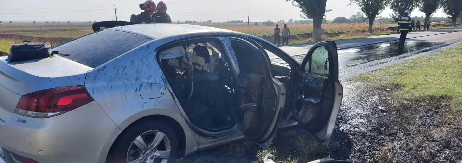 Foto Autoturismul distrus de un incendiu, la Vlădila, este al prefectului Mario De Mezzo. La volan era şefa Cancelariei