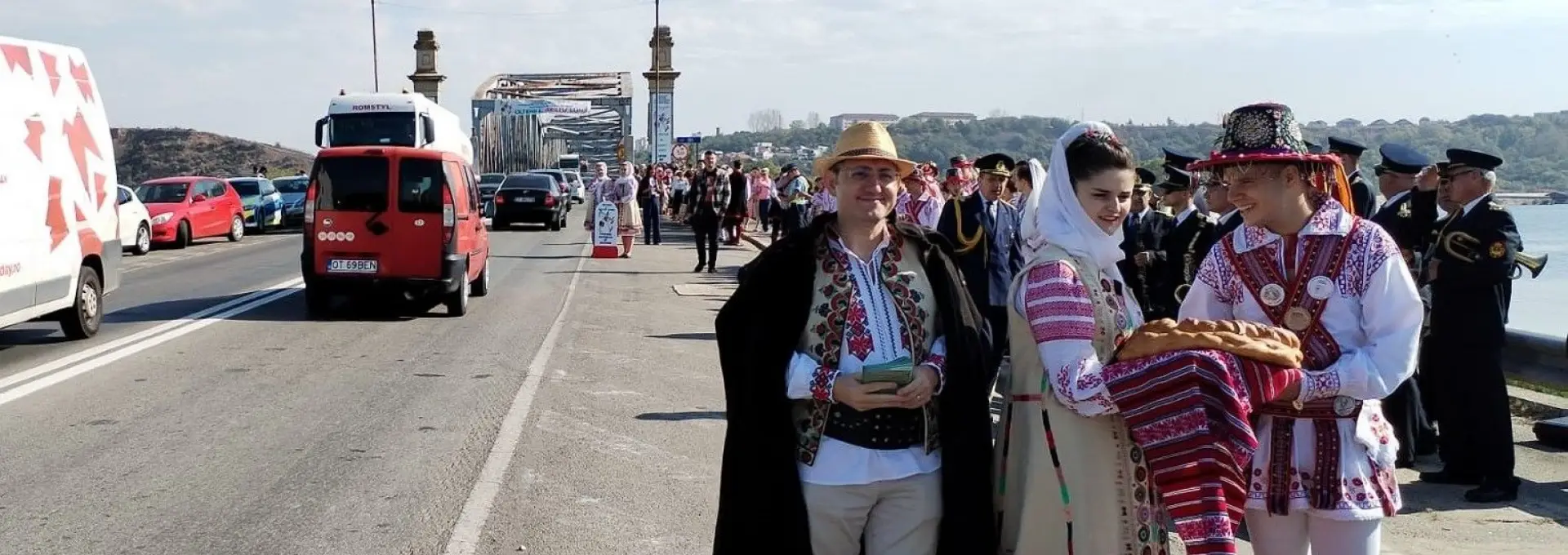 Foto Oltenii puseră iar vamă la Podul Olt Olt. Începe Festivalul „Oltenii &… Restu’ Lumii”, care se întinde până duminică (FOTO)
