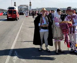 Foto Oltenii puseră iar vamă la Podul Olt Olt. Începe Festivalul „Oltenii &… Restu’ Lumii”, care se întinde până duminică (FOTO)