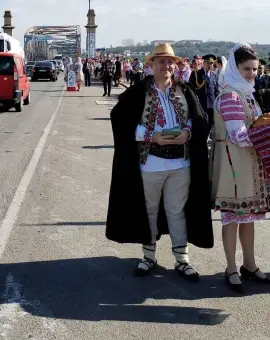 Foto Oltenii puseră iar vamă la Podul Olt Olt. Începe Festivalul „Oltenii &… Restu’ Lumii”, care se întinde până duminică (FOTO)