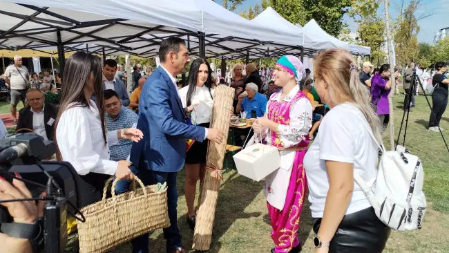 Foto Oltenii puseră iar vamă la Podul Olt Olt. Începe Festivalul „Oltenii &… Restu’ Lumii”, care se întinde până duminică (FOTO)