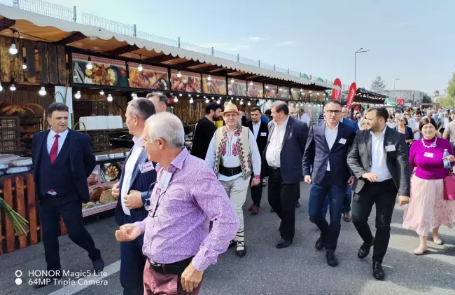 Foto Oltenii puseră iar vamă la Podul Olt Olt. Începe Festivalul „Oltenii &… Restu’ Lumii”, care se întinde până duminică (FOTO)