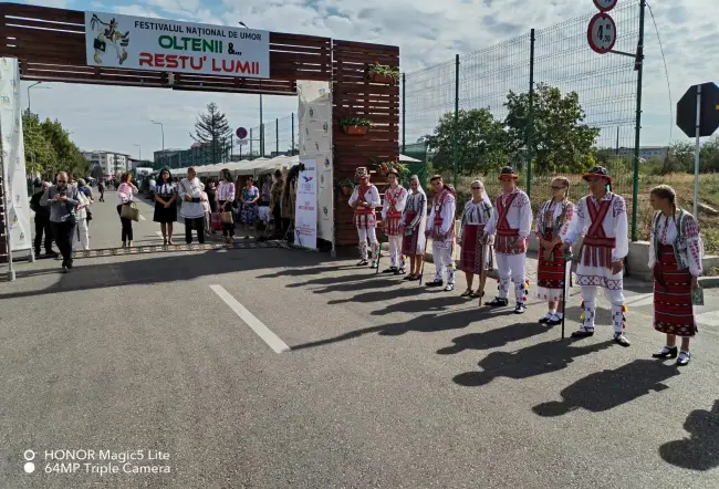 Foto Oltenii puseră iar vamă la Podul Olt Olt. Începe Festivalul „Oltenii &… Restu’ Lumii”, care se întinde până duminică (FOTO)