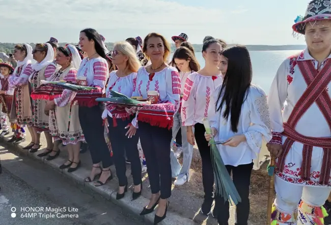 Foto Oltenii puseră iar vamă la Podul Olt Olt. Începe Festivalul „Oltenii &… Restu’ Lumii”, care se întinde până duminică (FOTO)