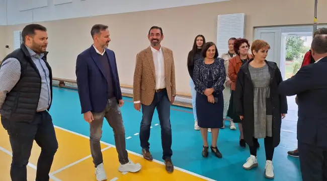 Foto Sală de sport şi teren sintetic moderne, la Liceul „Petre S. Aurelian” Slatina. Emil Moţ a inaugurat investiţiile Primăriei (FOTO)