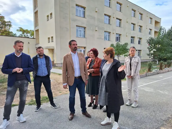 Foto Sală de sport şi teren sintetic moderne, la Liceul „Petre S. Aurelian” Slatina. Emil Moţ a inaugurat investiţiile Primăriei (FOTO)