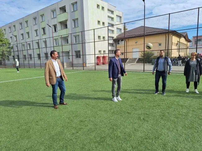 Foto Sală de sport şi teren sintetic moderne, la Liceul „Petre S. Aurelian” Slatina. Emil Moţ a inaugurat investiţiile Primăriei (FOTO)
