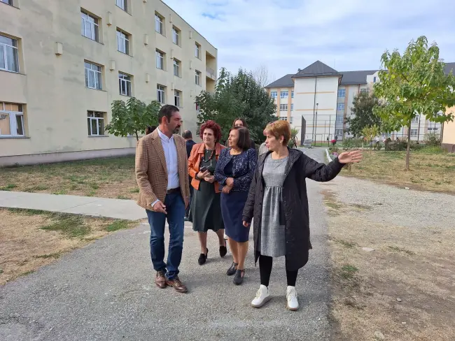 Foto Sală de sport şi teren sintetic moderne, la Liceul „Petre S. Aurelian” Slatina. Emil Moţ a inaugurat investiţiile Primăriei (FOTO)