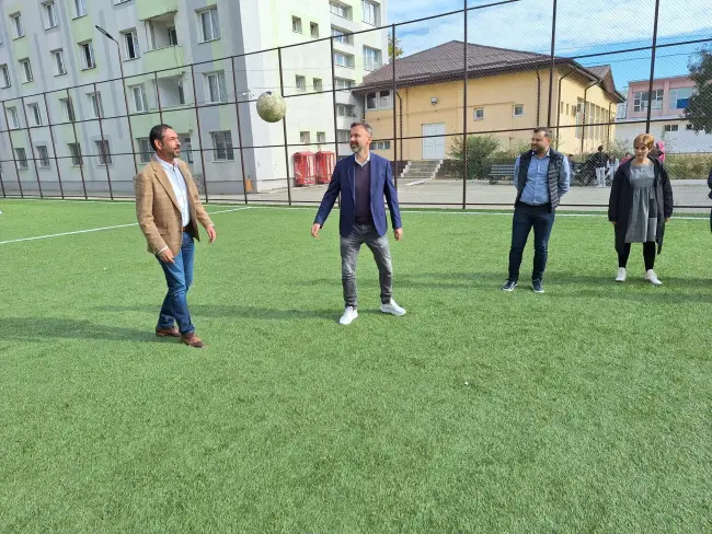 Foto Sală de sport şi teren sintetic moderne, la Liceul „Petre S. Aurelian” Slatina. Emil Moţ a inaugurat investiţiile Primăriei (FOTO)