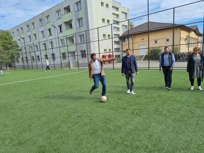 Foto Sală de sport şi teren sintetic moderne, la Liceul „Petre S. Aurelian” Slatina. Emil Moţ a inaugurat investiţiile Primăriei (FOTO)