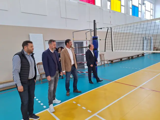 Foto Sală de sport şi teren sintetic moderne, la Liceul „Petre S. Aurelian” Slatina. Emil Moţ a inaugurat investiţiile Primăriei (FOTO)