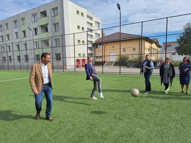 Foto Sală de sport şi teren sintetic moderne, la Liceul „Petre S. Aurelian” Slatina. Emil Moţ a inaugurat investiţiile Primăriei (FOTO)