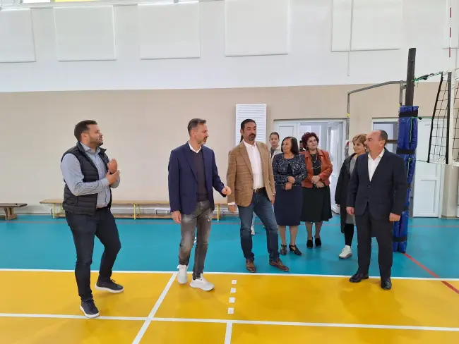Foto Sală de sport şi teren sintetic moderne, la Liceul „Petre S. Aurelian” Slatina. Emil Moţ a inaugurat investiţiile Primăriei (FOTO)