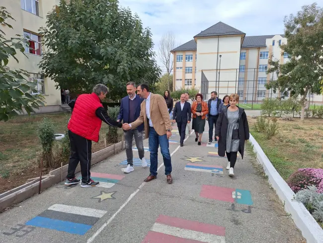 Foto Sală de sport şi teren sintetic moderne, la Liceul „Petre S. Aurelian” Slatina. Emil Moţ a inaugurat investiţiile Primăriei (FOTO)