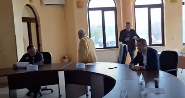 Foto Mario De Mezzo, lăsat să vorbească singur la şedinţa CL Slatina. Consilierii, unii şi de la PNL, s-au ridicat şi au plecat când prefectul a luat cuvântul (VIDEO)