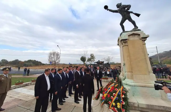 Foto Ziua Armatei, umbrită de proasta organizare a Prefecturii Olt. Reprezentanţii instituţiilor din judeţ nu au fost invitaţi la eveniment, iar de la PNL Olt n-a venit nimeni (FOTO)