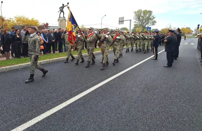 Foto Ziua Armatei, umbrită de proasta organizare a Prefecturii Olt. Reprezentanţii instituţiilor din judeţ nu au fost invitaţi la eveniment, iar de la PNL Olt n-a venit nimeni (FOTO)