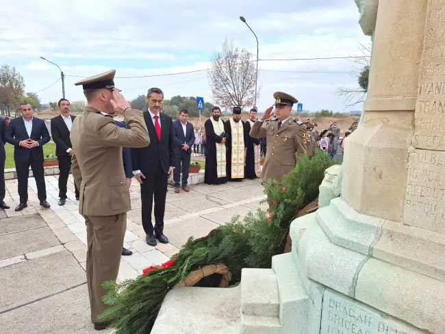 Foto Ziua Armatei, umbrită de proasta organizare a Prefecturii Olt. Reprezentanţii instituţiilor din judeţ nu au fost invitaţi la eveniment, iar de la PNL Olt n-a venit nimeni (FOTO)