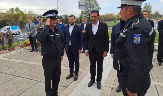 Foto Ziua Armatei, umbrită de proasta organizare a Prefecturii Olt. Reprezentanţii instituţiilor din judeţ nu au fost invitaţi la eveniment, iar de la PNL Olt n-a venit nimeni (FOTO)