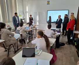 Foto Elevii din Slatina au tablete şi table inteligente achiziţionate de Primărie cu fonduri europene. Emil Moţ: Este cel mai mare proiect de digitalizare accesat vreodată în județul Olt (FOTO)